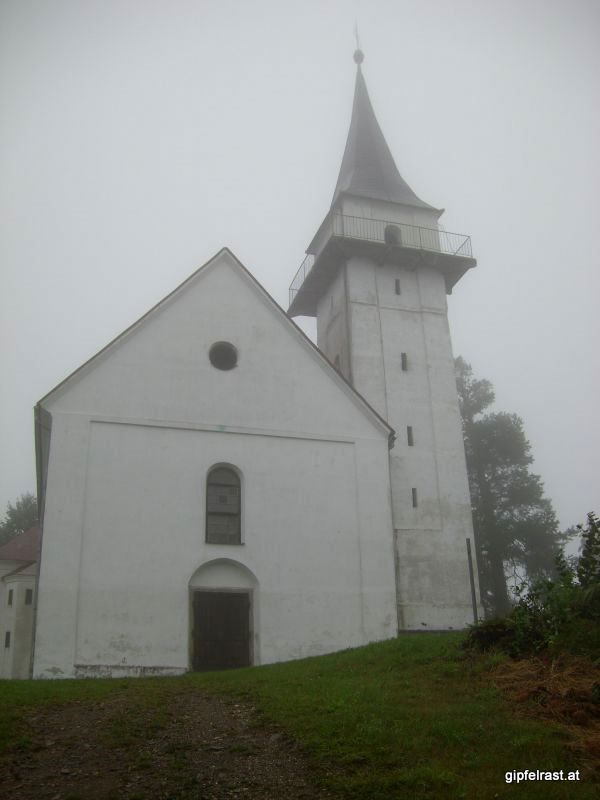 Die Kirche St. Pongratzen im Nebel