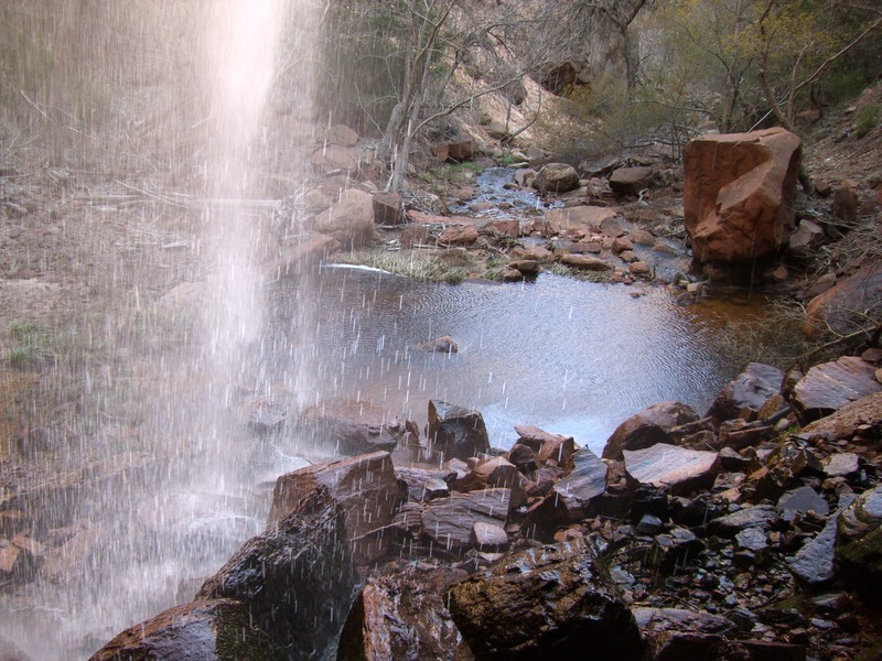 Lower Emerald Pool, gesehen vom Wanderweg hinter dem Wasserfall