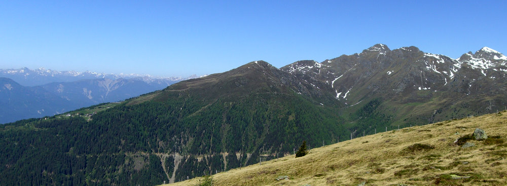 Tourenübersicht: Startpunkt war die Emberger Alm (links), der Hochtristen ist der höchste Gipfel im Bild
