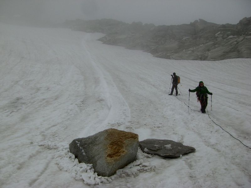 Während unseres Gipfelsturms querte dieser Fels unsere Spur