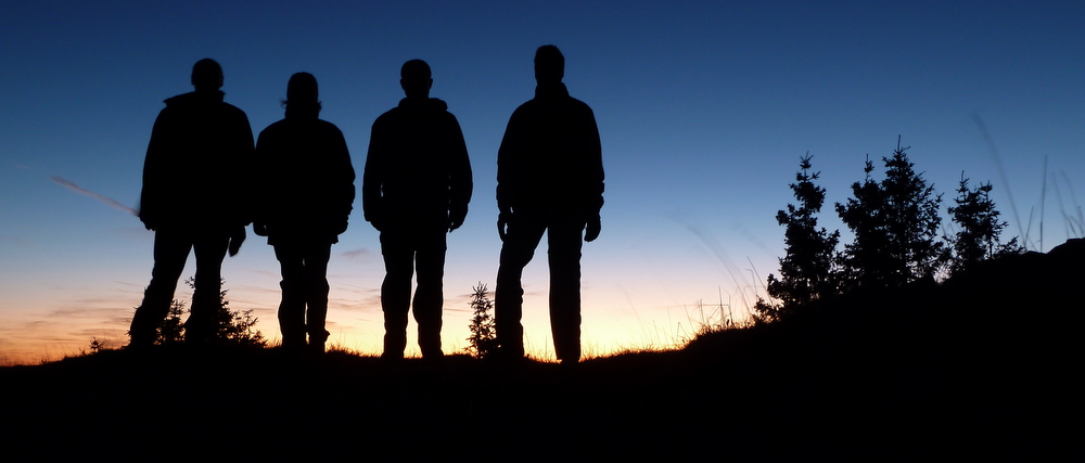 Vier finstere Gestalten warten auf den Sonnenaufgang