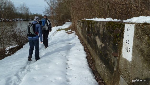 Murpromenade mit Schnee und Grenzstein