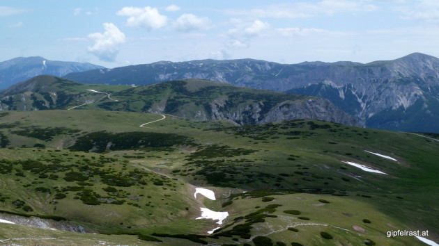 Blick über das Plateau Richtung Osten, im Hintergrund Schneeberg und Rax