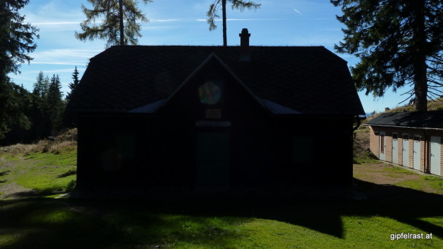 Die Fohnsdorfer Hütte im Gegenlicht