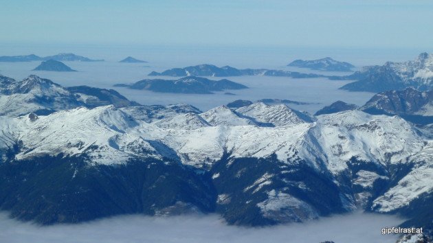 Gipfel ragen aus dem Nebelmeer