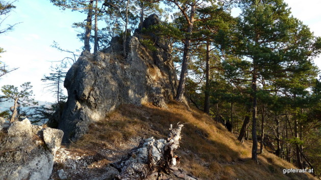 Der Weg ist gesäumt von kleinen und großen Felsen