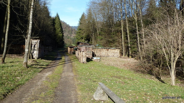 Feldweg nach einem durchquerten Gehöft in Waldstein