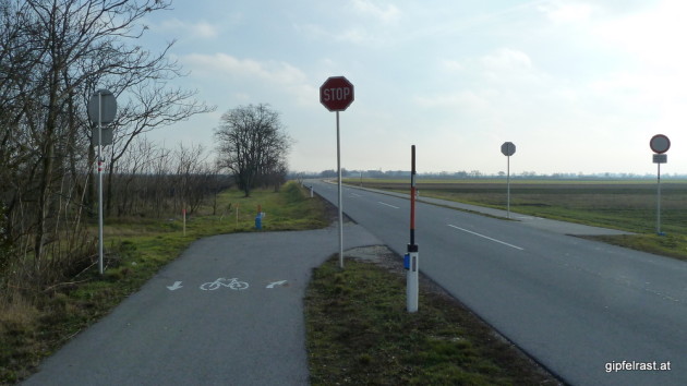 Der Radweg wechselt die Straßenseite um der Staatsgrenze auszuweichen