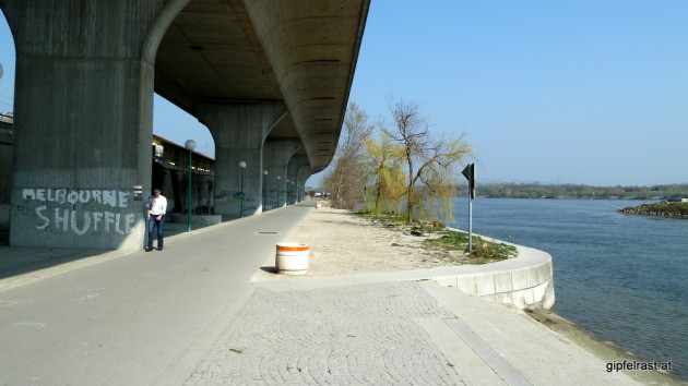 Donaupromenade unter der Autobahn in Nussdorf