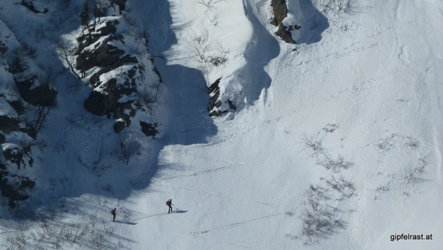 Zwei Skitourengeher in der steilen Flanke der Hühnerstütze