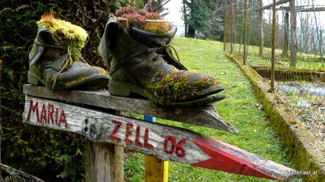 Altgedientes Schuhwerk eines Mariazellpilgers