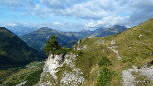 Grüne Almen am Prättigauer Höhenweg anstatt schroffer Felsen auf der Schesaplana