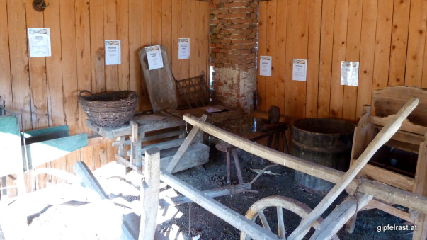 In einem Schuppen findet sich ein kleines Bauernmuseum