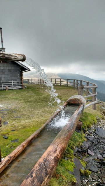 Der Brunnen sprudelt bei der Zeissmannhütte